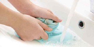 Как удалить пятна от косметики с одежды?