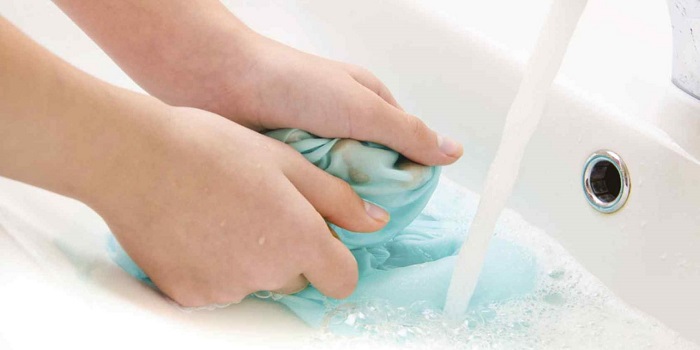 Как удалить пятна от косметики с одежды?